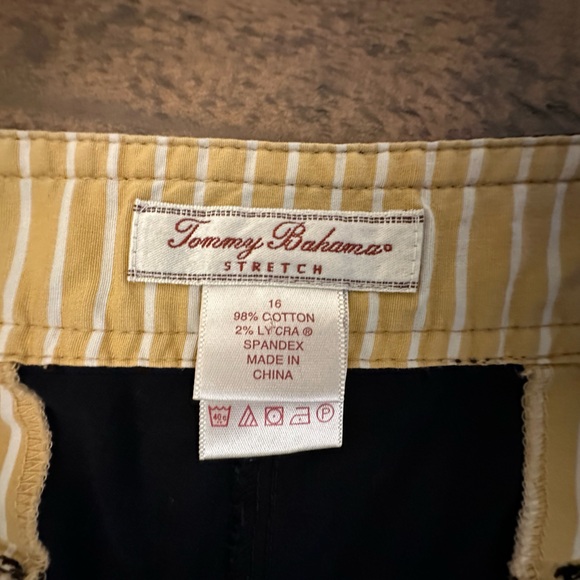 Tommy Bahama Women’s Black Bermuda Shorts - Size 16 - Picture 3 of 5